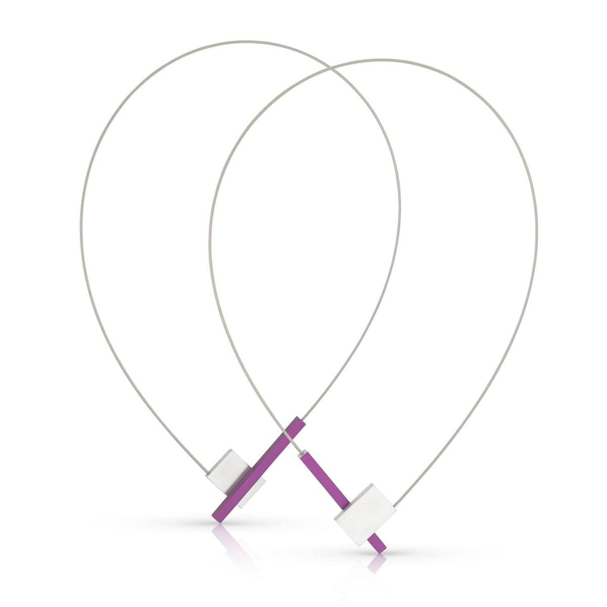 Collana a V con barretta in metallo argentato e dettagli viola.