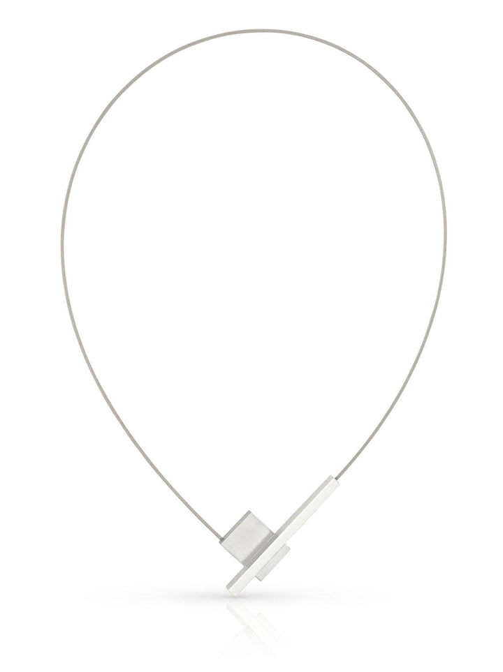 De Collier V-vorm met staafje C261 van CLIC Creations is een minimalistische ketting met een dunne zilveren draad en asymmetrische geometrische hangers: een rechthoek en een kleine kubus. Het heeft een eenvoudige magnetische sluiting voor moeiteloos dragen tegen de effen witte achtergrond.
