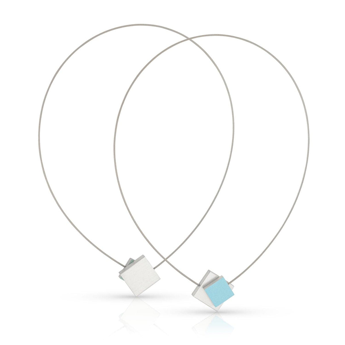Collana con quadrato colorato e quadrato argentato, design moderno e minimalista.