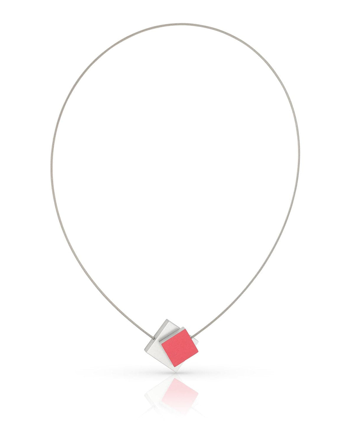 Collana con quadrato colorato e quadrato argentato, design minimalista.