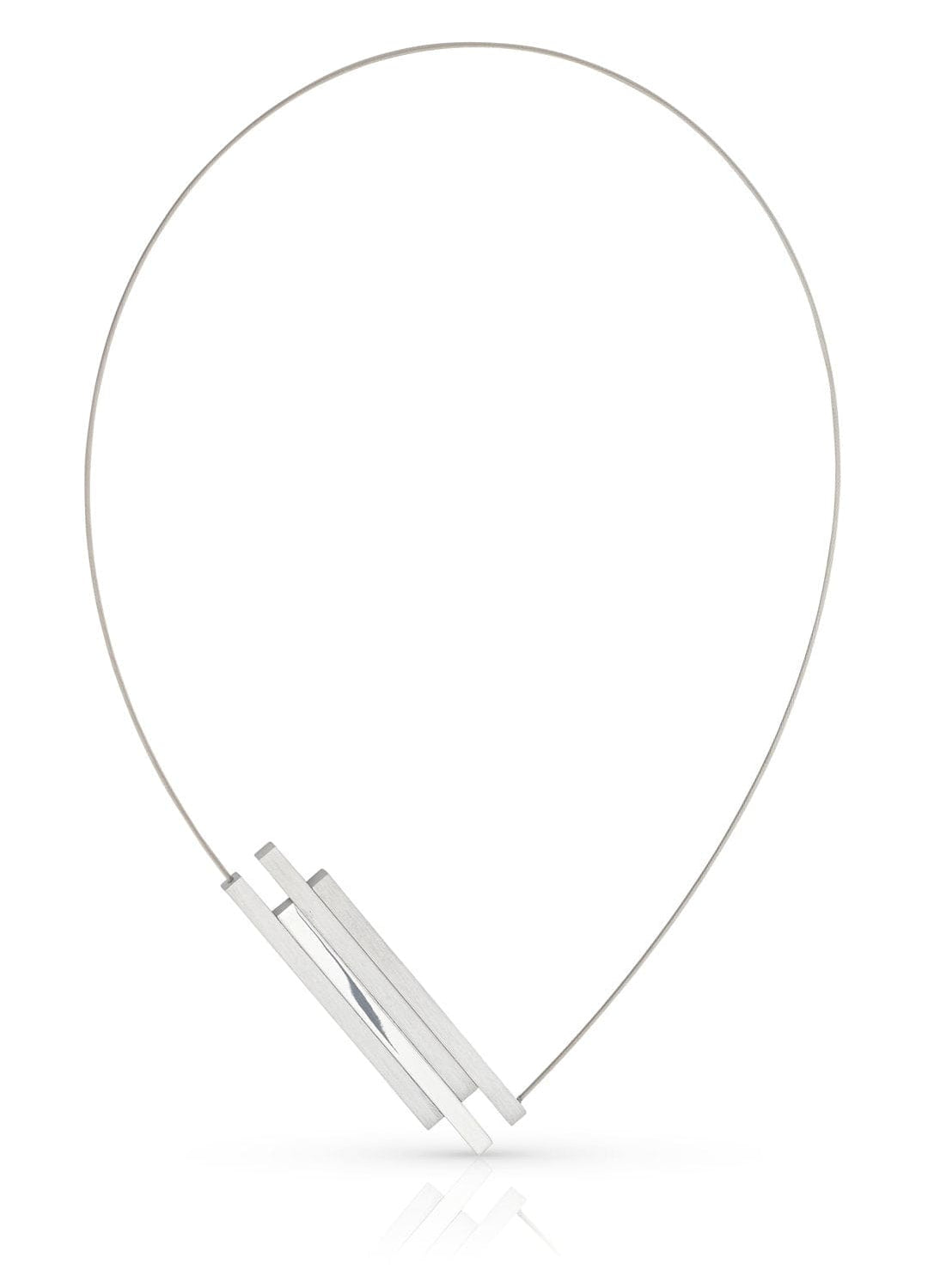 De C264 van Clic Creations is een strakke zilveren ketting met een minimalistisch design, met een dunne draad en een geometrische rechthoekige hanger in het midden, gekenmerkt door strakke lijnen en een eigentijdse esthetiek.
