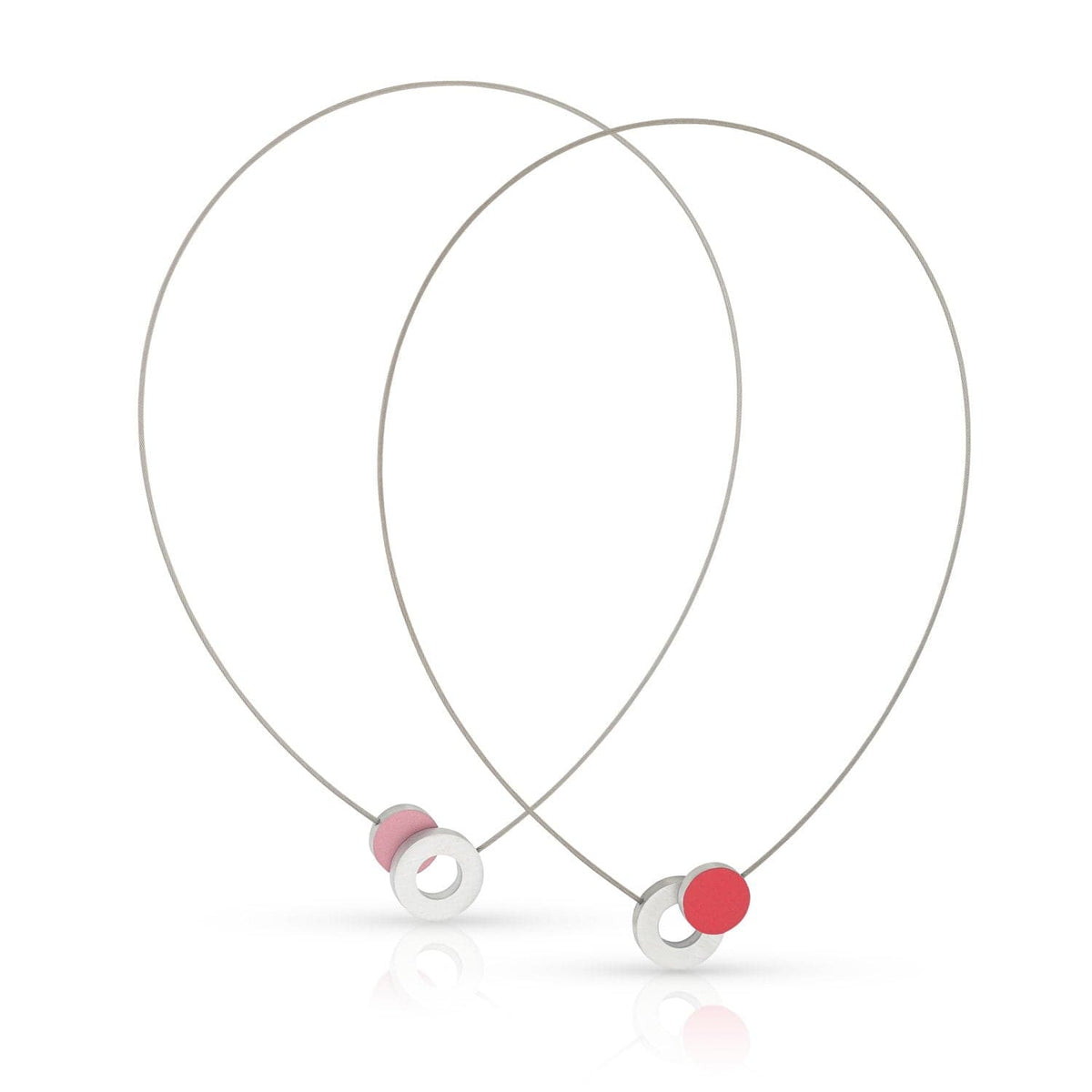 Collana con cerchio colorato e anello, realizzata in metallo argentato.