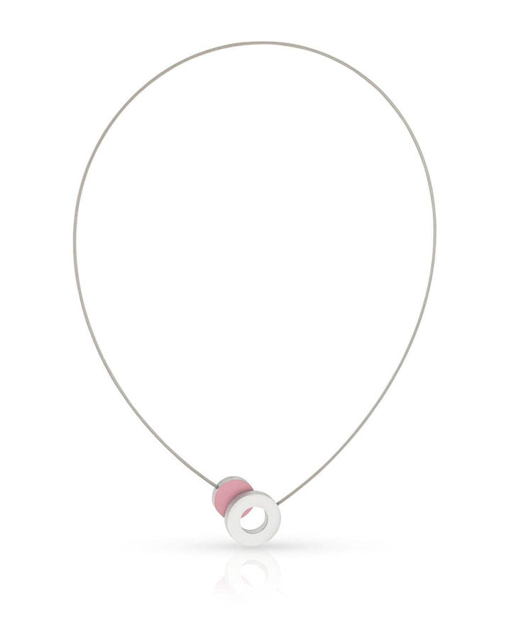 De Collier Gekleurd rondje en een ring C265R van CLIC Creations is een eenvoudige ketting met een dunne zilveren ketting en een unieke roze en witte ronde hanger. Dit moderne, minimalistische stuk is handgemaakt in Nederland en gepresenteerd tegen een effen witte achtergrond.