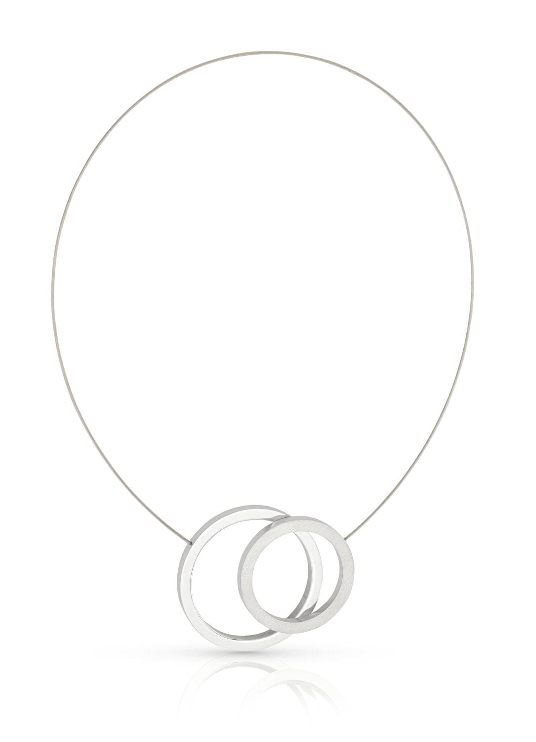 Collana con grandi anelli in argento, design minimalista e moderno.