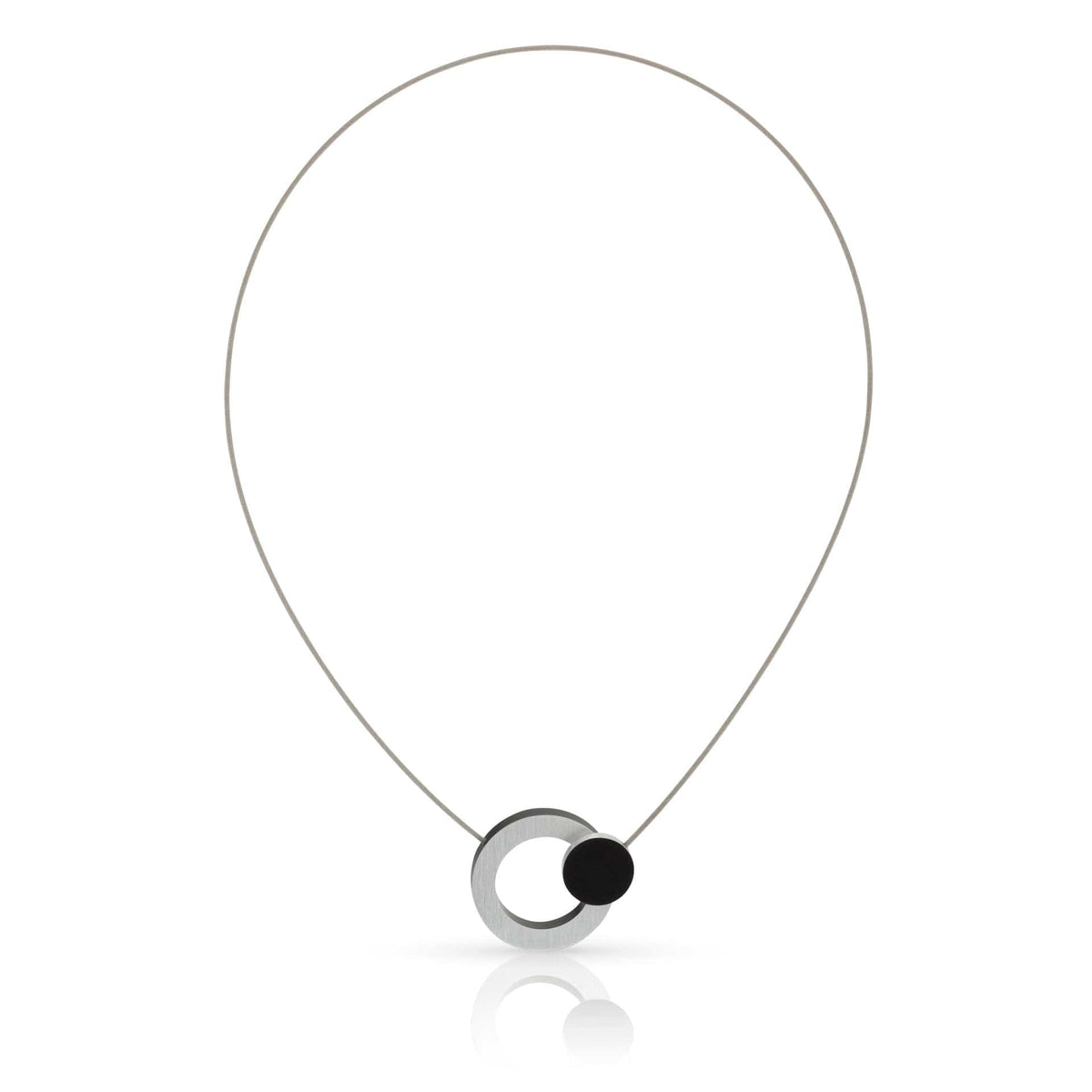 Collana in metallo con pendente circolare argentato e sfera nera.