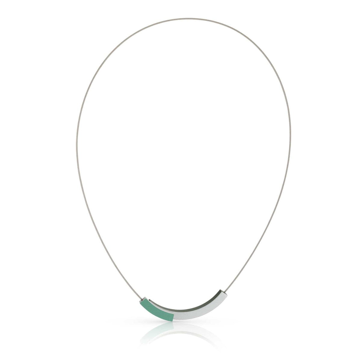 Collana con due arcate, una verde e una argentata, su una catenina sottile.