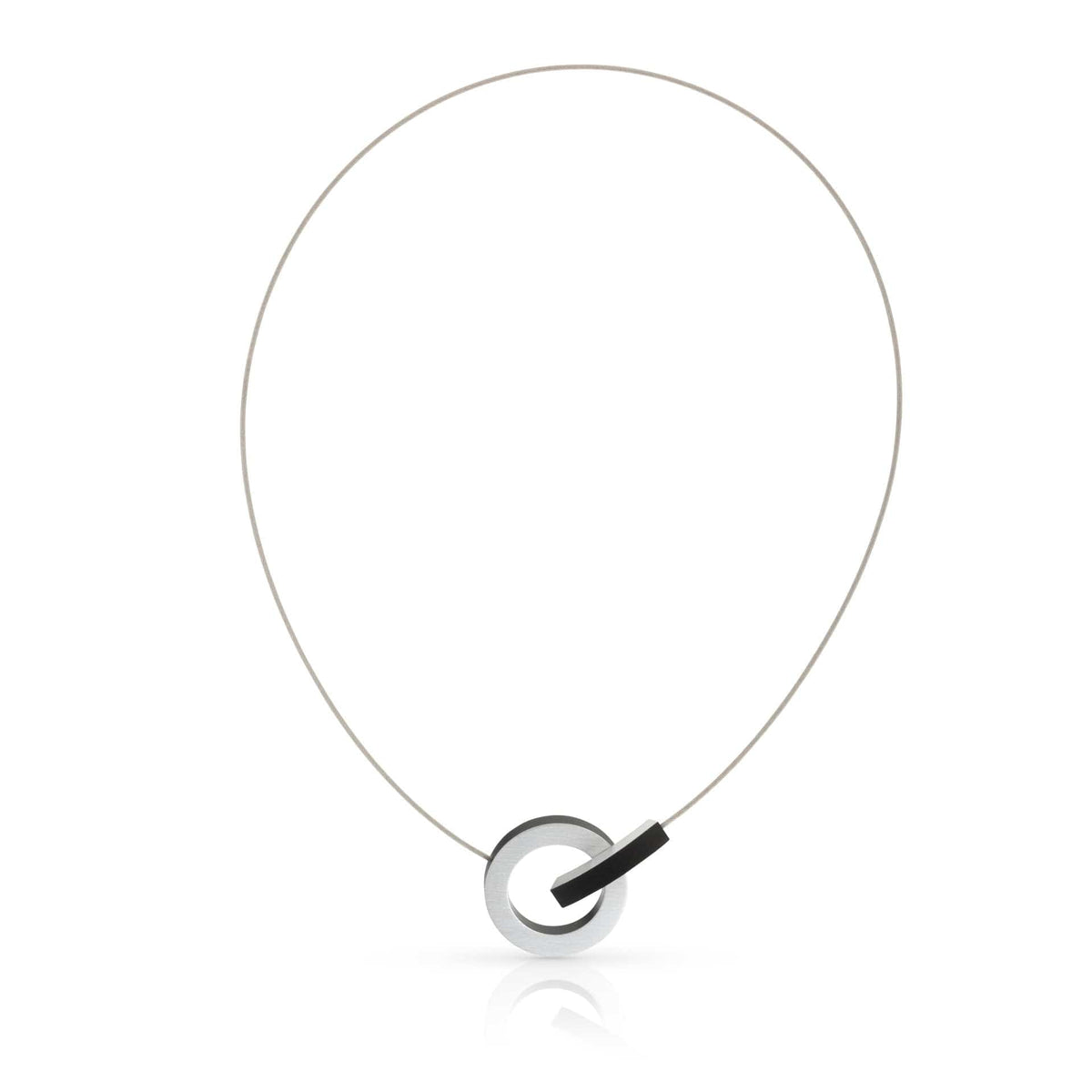 Collana con anello argentato e un arco nero.