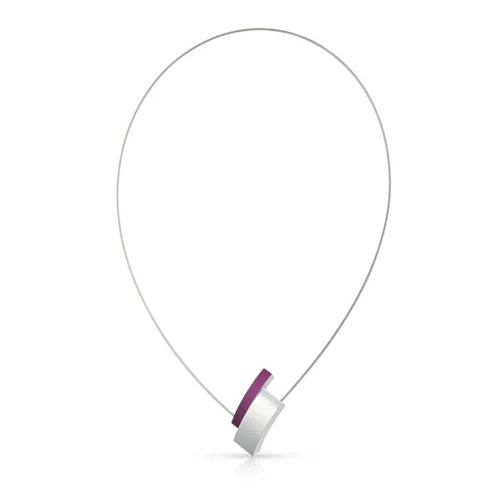 Collana con pendente circolare in argento e dettagli viola.