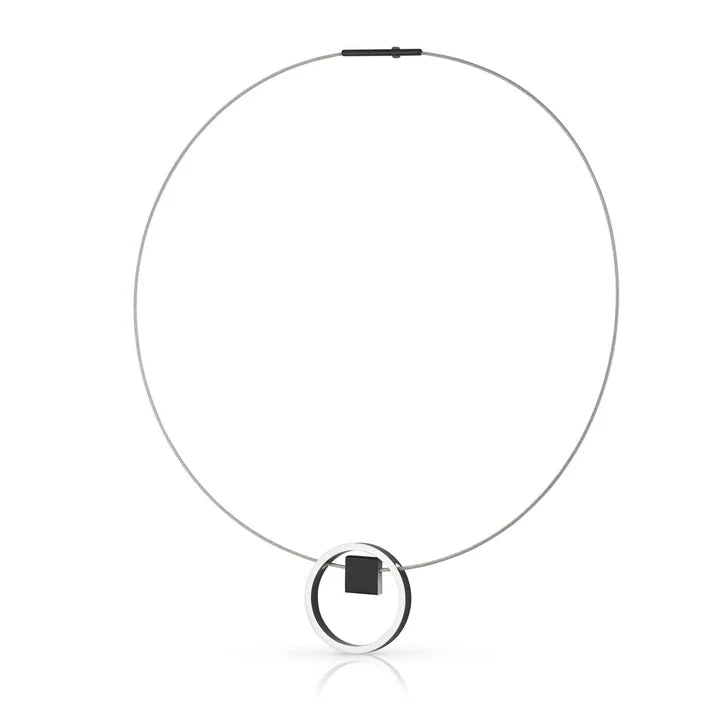 Collana con anello argentato e pendente quadrato nero.