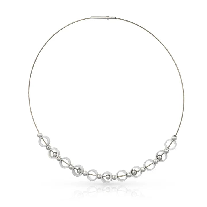 Collana argentata con sfere e anelli decorativi.