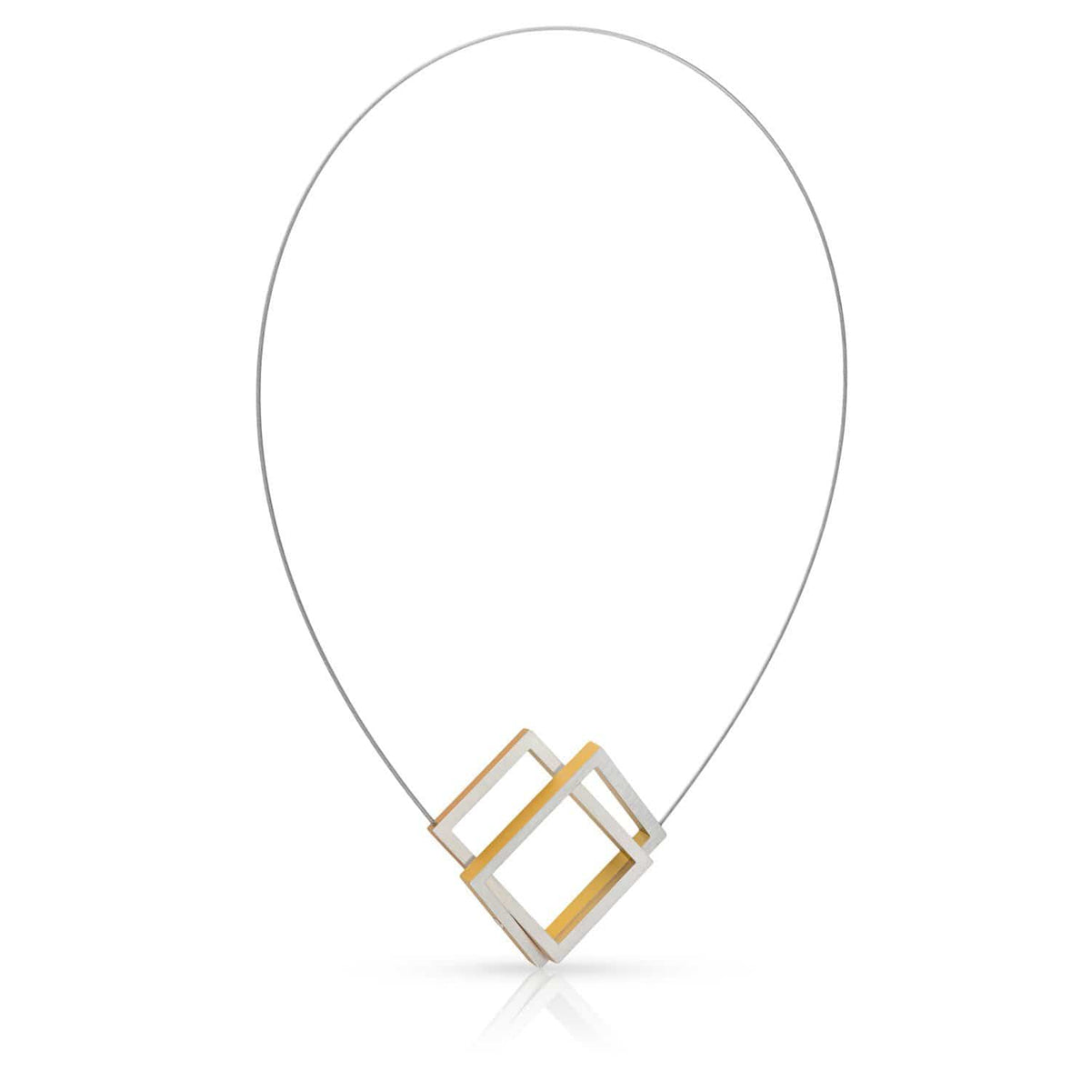 Collana con due rettangoli sovrapposti, color oro e argento, su una catena sottile.