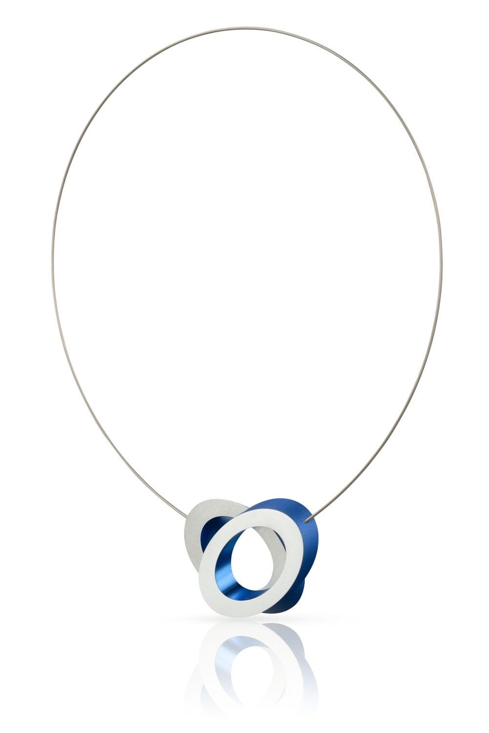 Collana con ovale sovrapposto blu e argento.