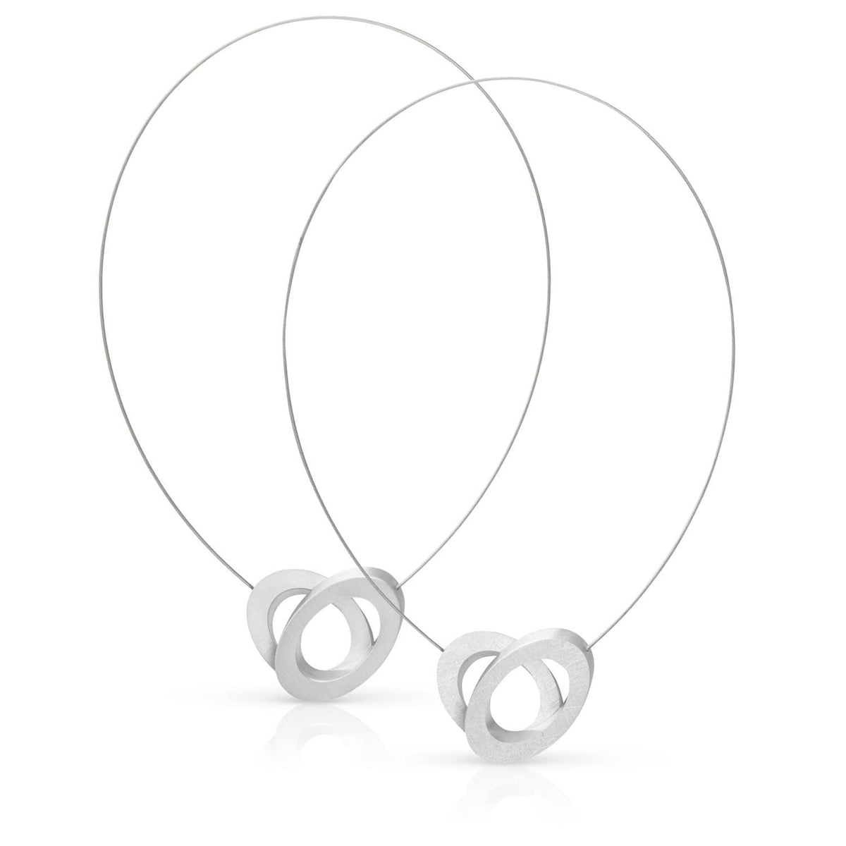 Collana con cerchi ovali sovrapposti in metallo argentato.