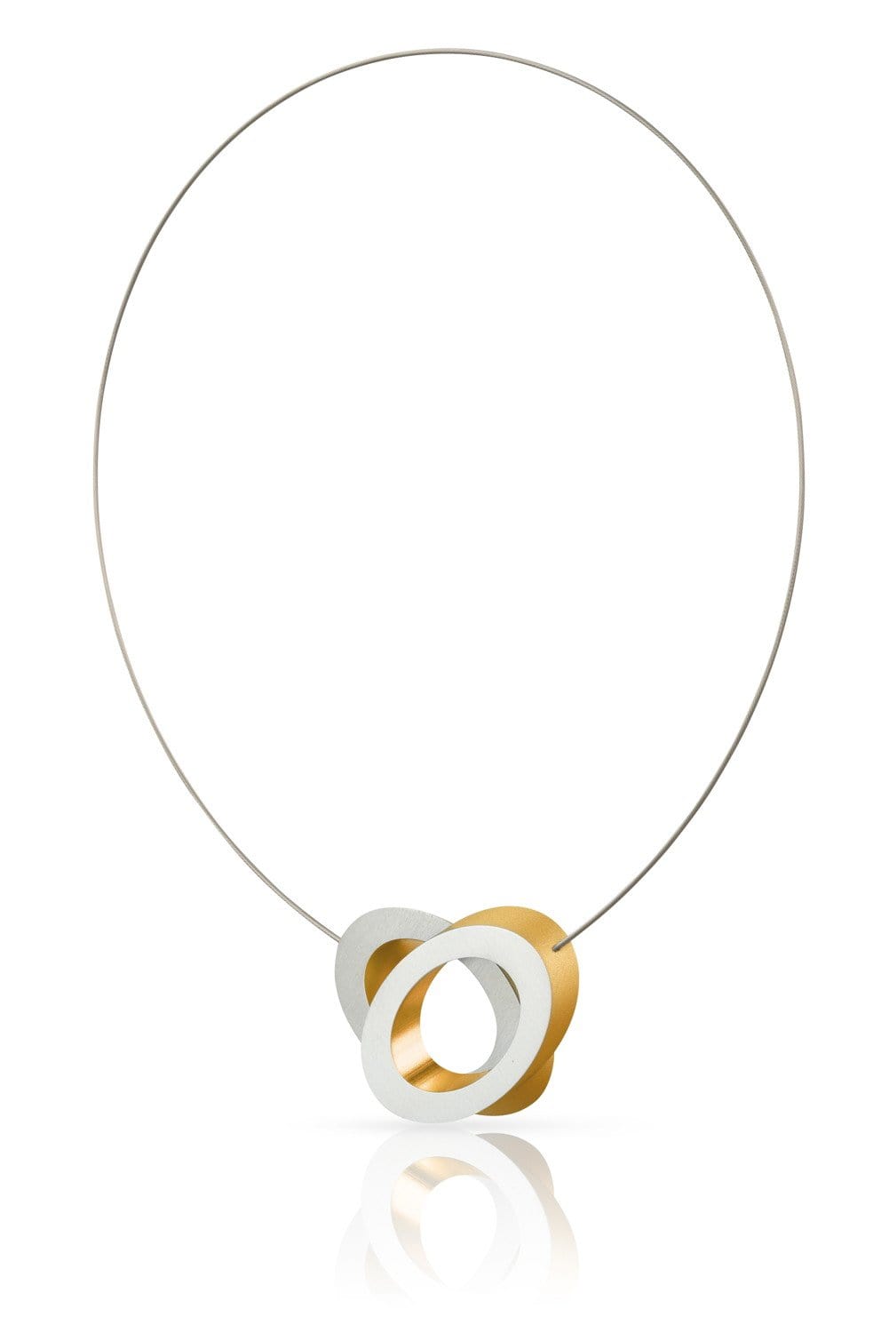 Collana con anelli sovrapposti in oro e argento, design moderno e minimalista.