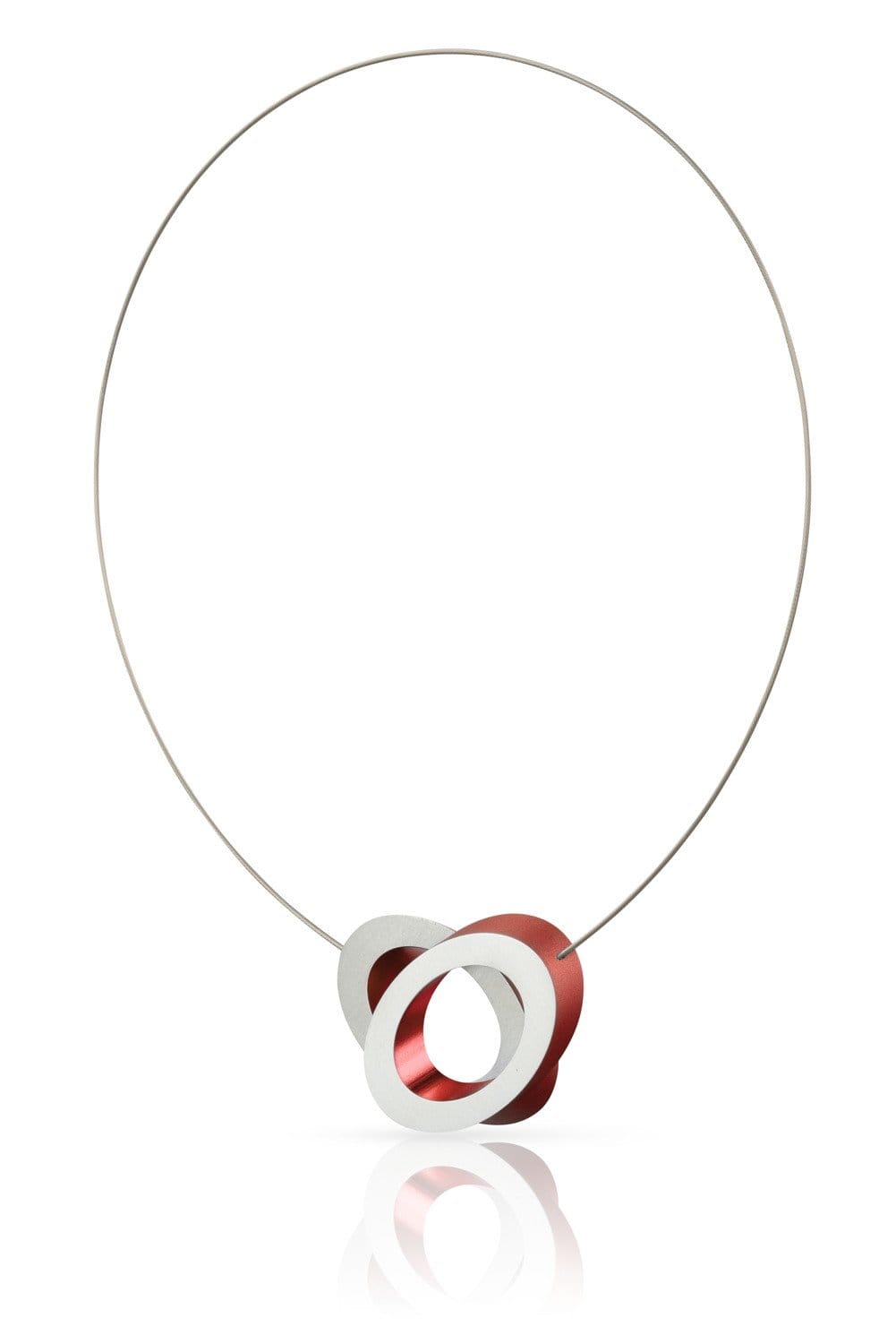 Collana con anelli sovrapposti rossi e argentati.