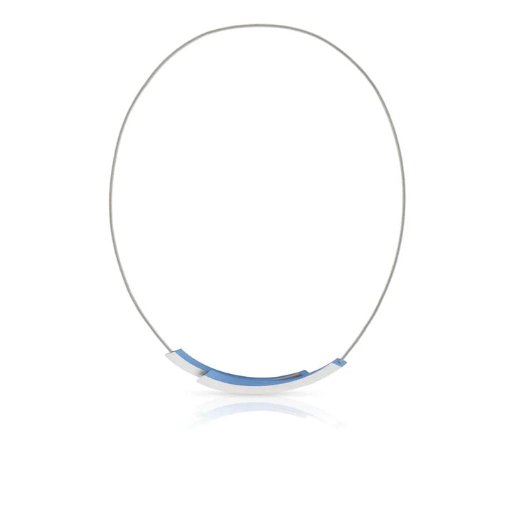 Collana in acciaio con elemento blu a forma di arco.