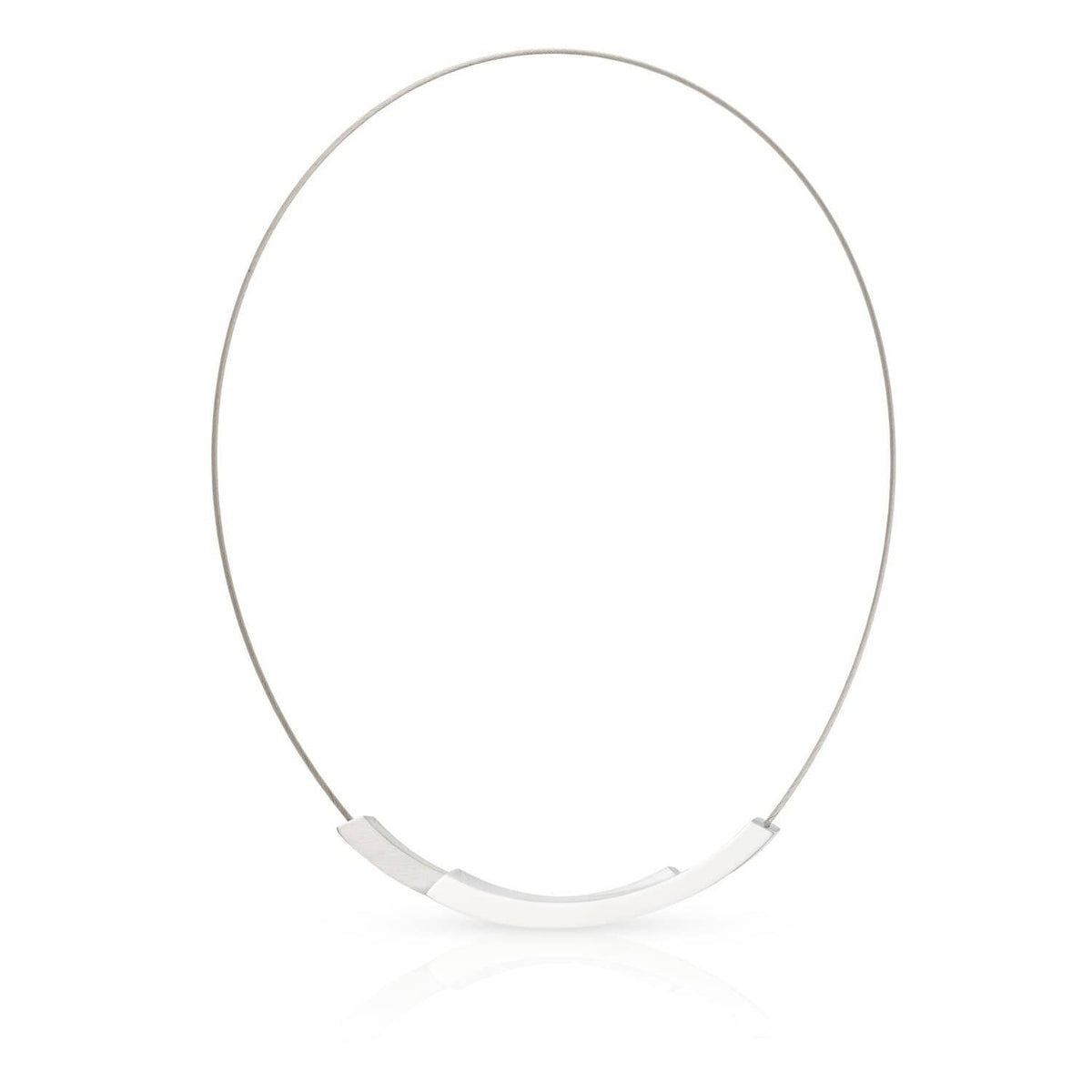 Collana in acciaio con elemento curvo centrale, finitura lucida.