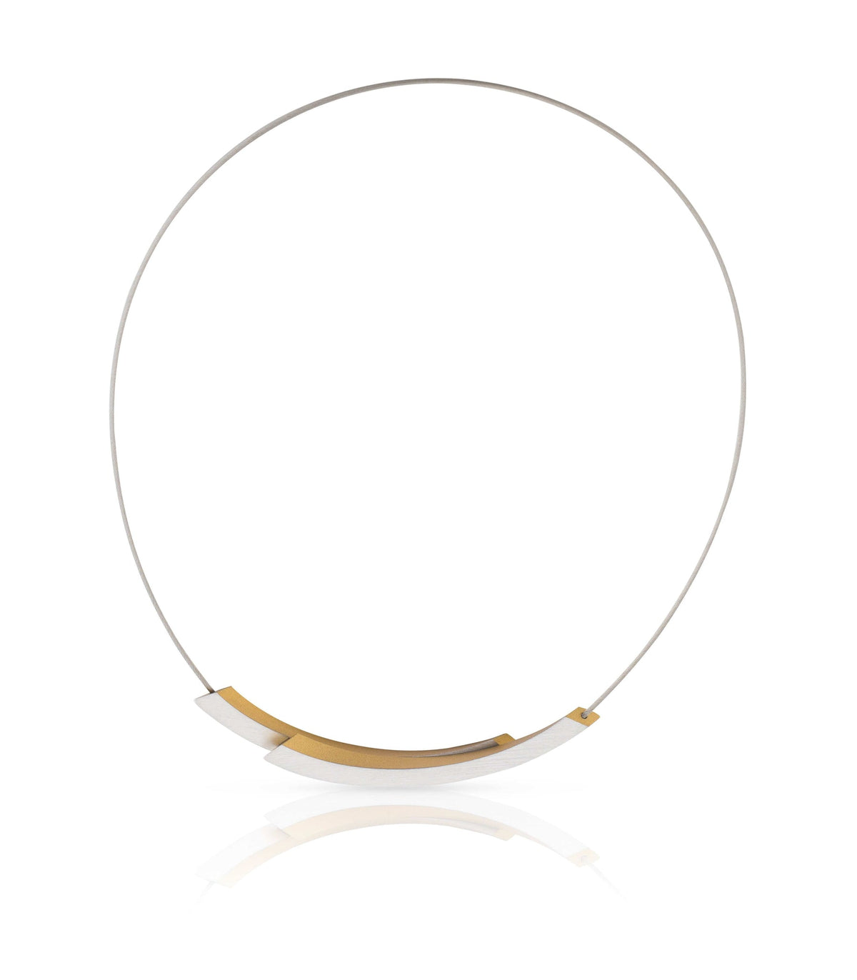 Collana in metallo dorato con elementi curvi e finitura lucida.