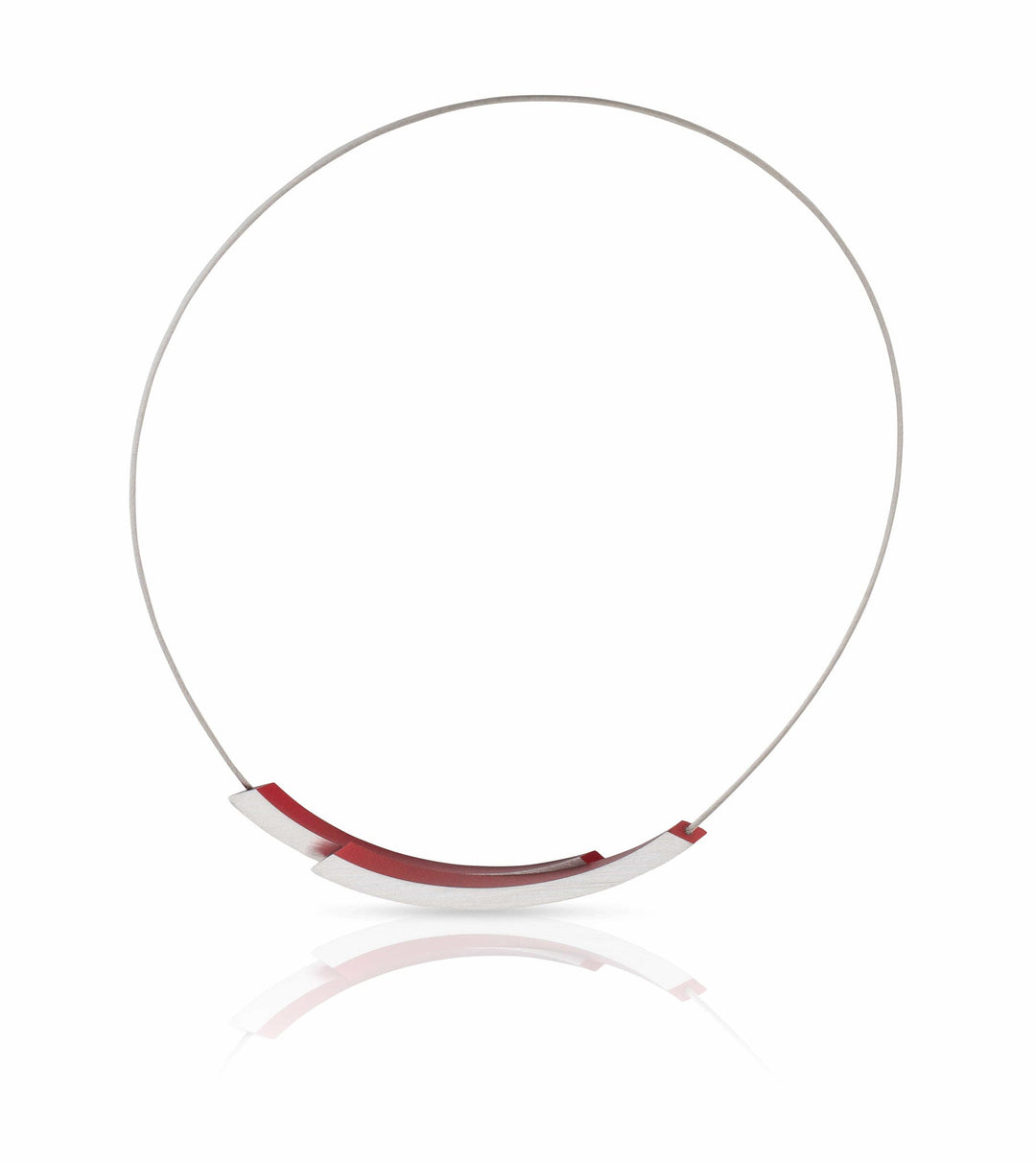 De Collier Bogen Rood C74R van CLIC Creations is een halsketting met magneetsluiting met een dunne zilveren draad en een abstracte rode en zilveren hanger. Het belichaamt een strak, eigentijds Dutch Design Sieraad voor een werkelijk unieke minimalistische stijl.