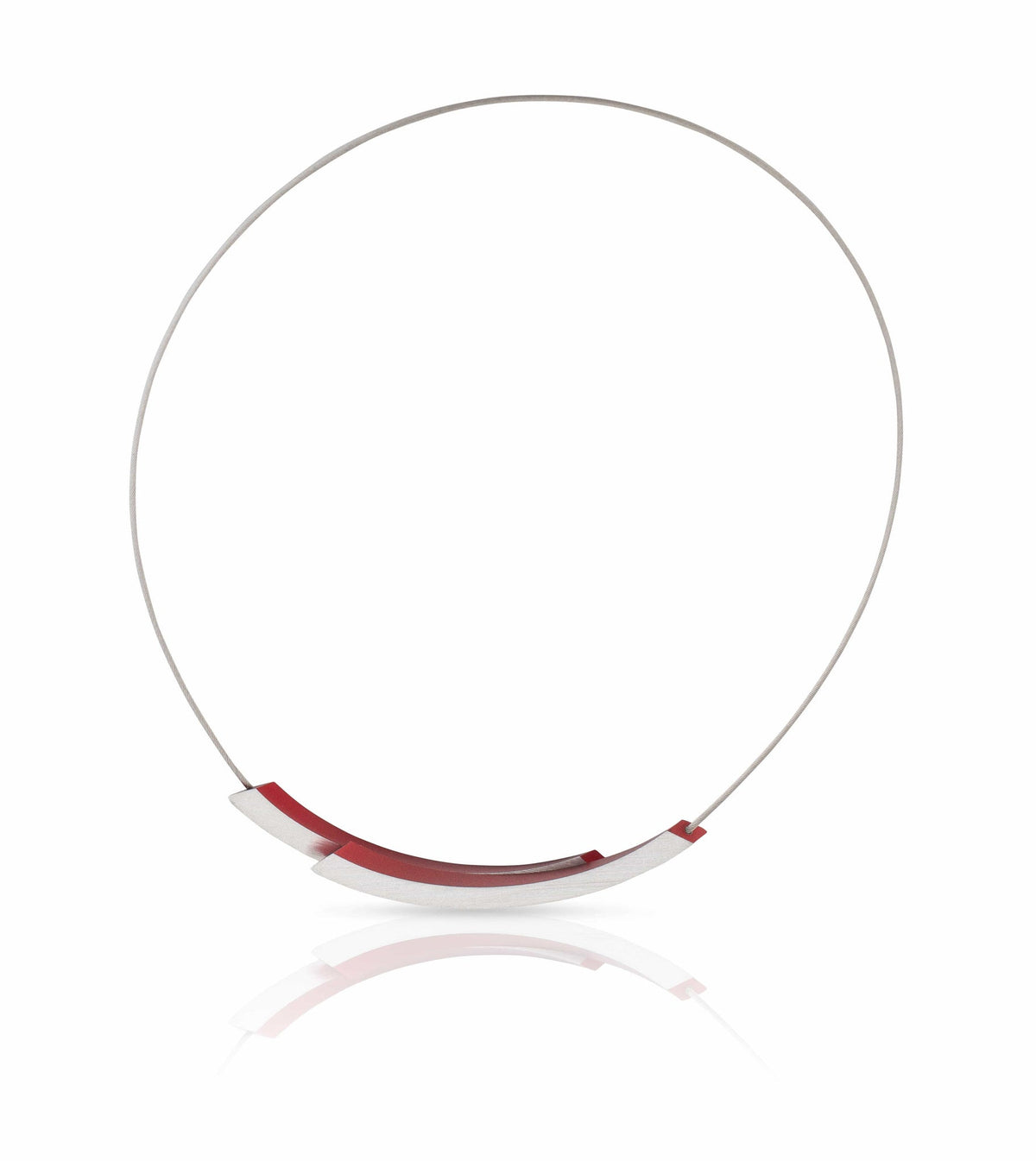 Collana in metallo con dettagli rossi e forma curva.