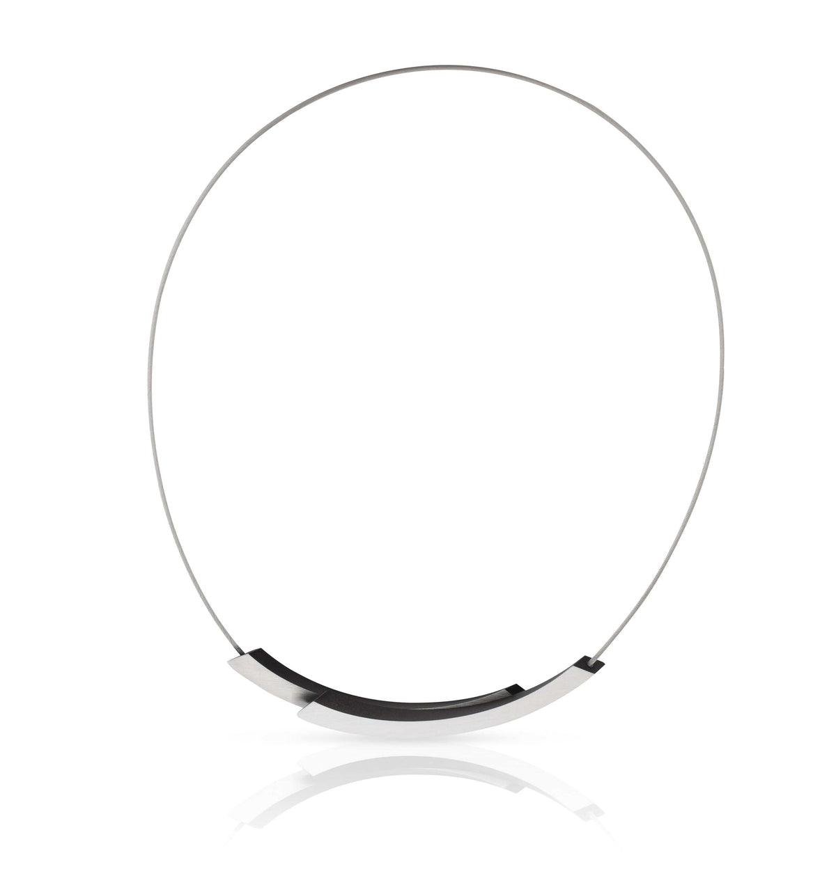 Collana in metallo con dettagli neri e forma curva.