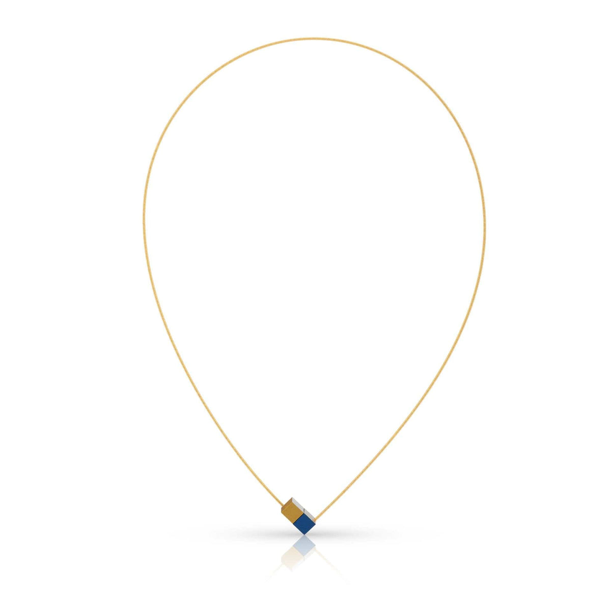 Collana con due cubetti blu e filo dorato.