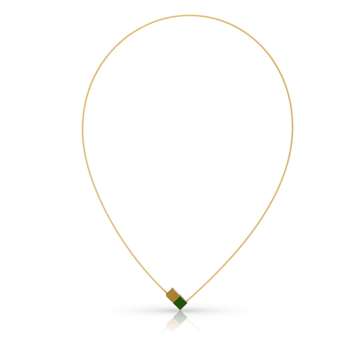 Collana con due cubetti verdi e dorati, realizzata con filo dorato.