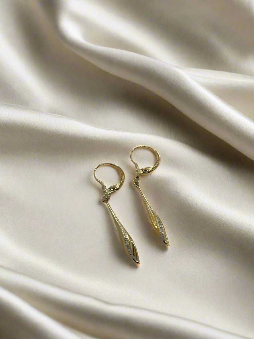 Orecchini vintage in oro 14k con forma allungata e dettagli incisi.