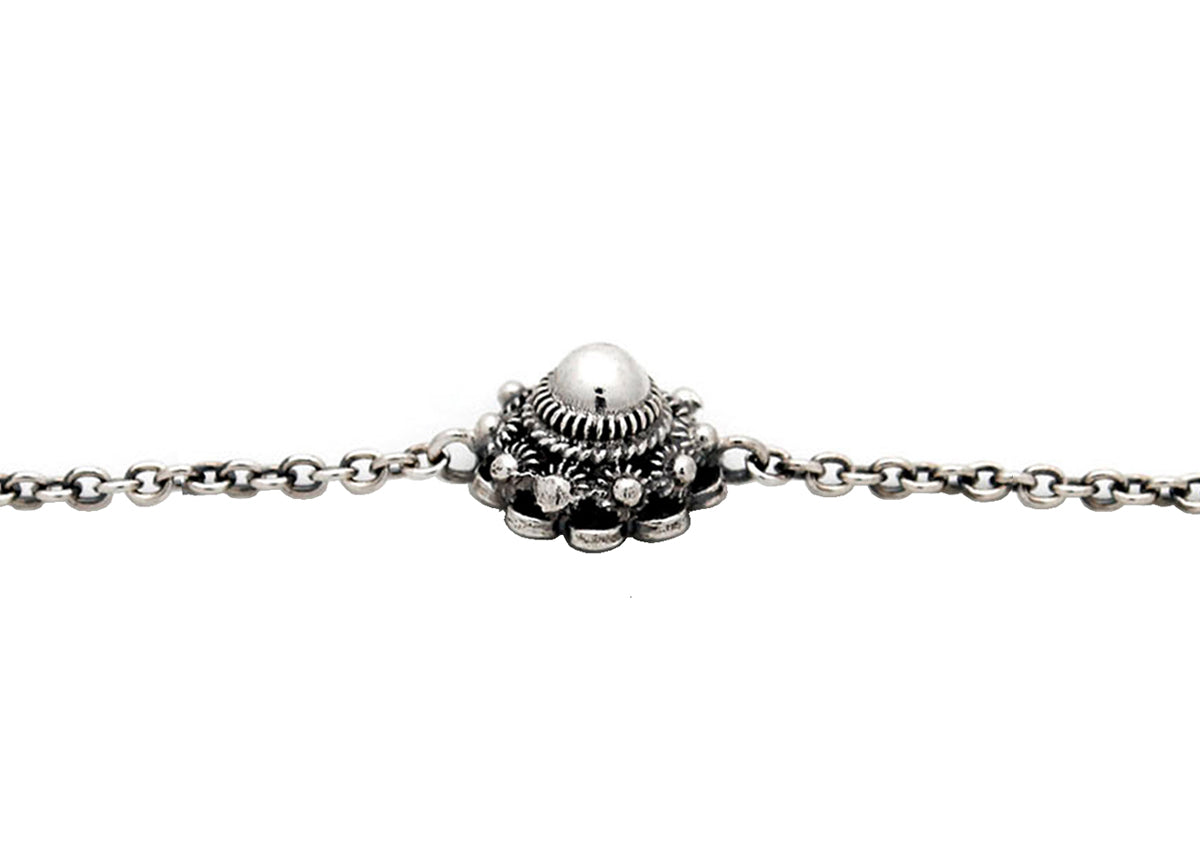 Bracciale con motivo della Zeeuwse Knoop, catena fine e dettaglio centrale bombato.