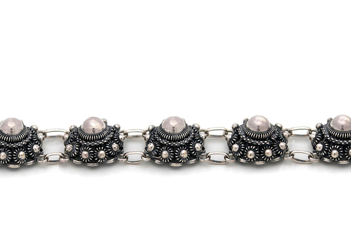 Bracciale con motivi a nodo Zeeuws, con perle grigie e dettagli argentati, largo 10 mm.