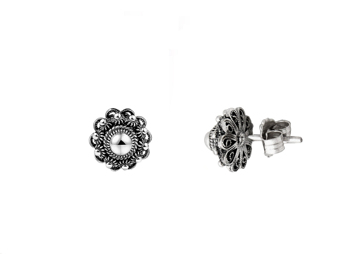 Orecchini a bottone in argento con design a fiore e perla centrale.