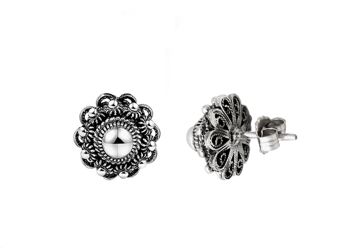 Orecchini a bottone in argento con design a motivi floreali, diametro di 14 mm.
