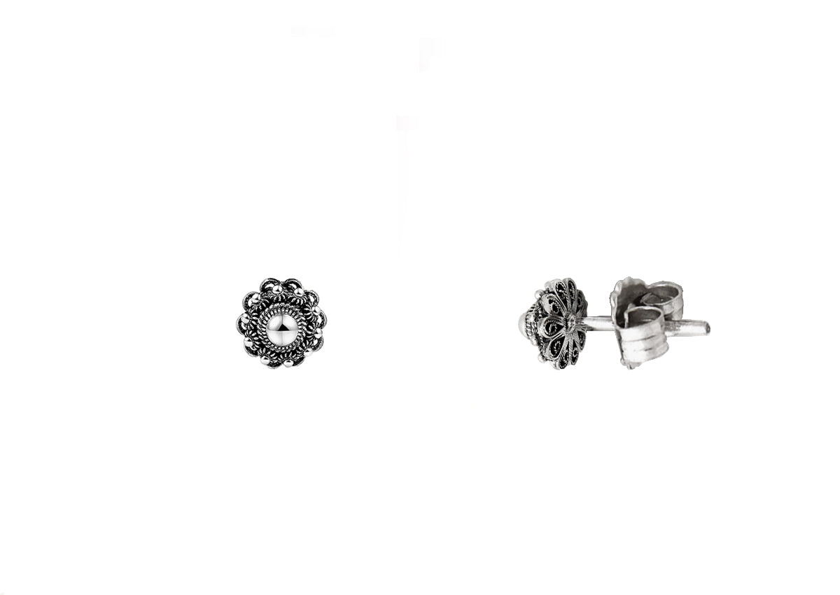 Orecchini a bottone in argento con design a fiore di 6 mm.