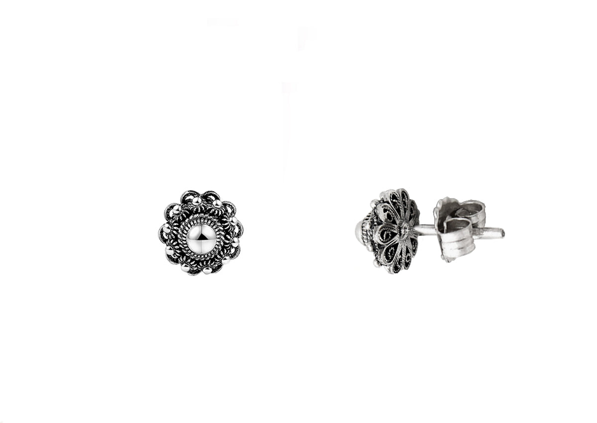 Orecchini a bottone in argento con design a fiore e diametro di 8 mm.