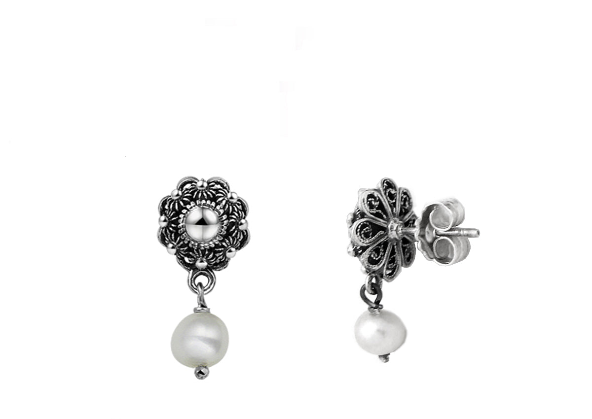 Orecchini a bottone in argento con perla di 10 mm e dettagli decorativi.