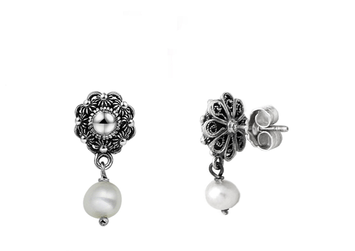 Orecchini a bottone in argento con perla bianca di 12 mm e dettagli decorativi.
