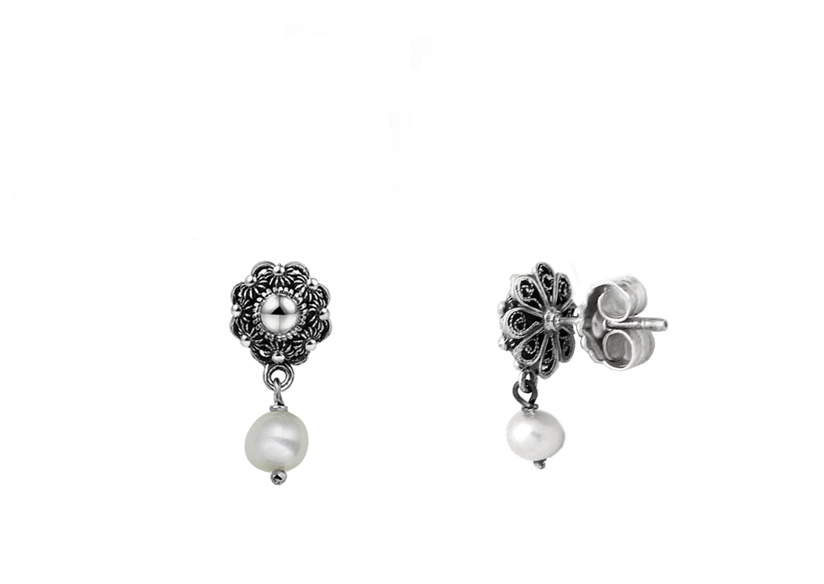 Orecchini a bottone con perla di 8 mm e dettaglio floreale argentato.