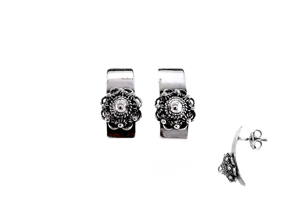 Orecchini a bottone in argento con design floreale di 8 mm.