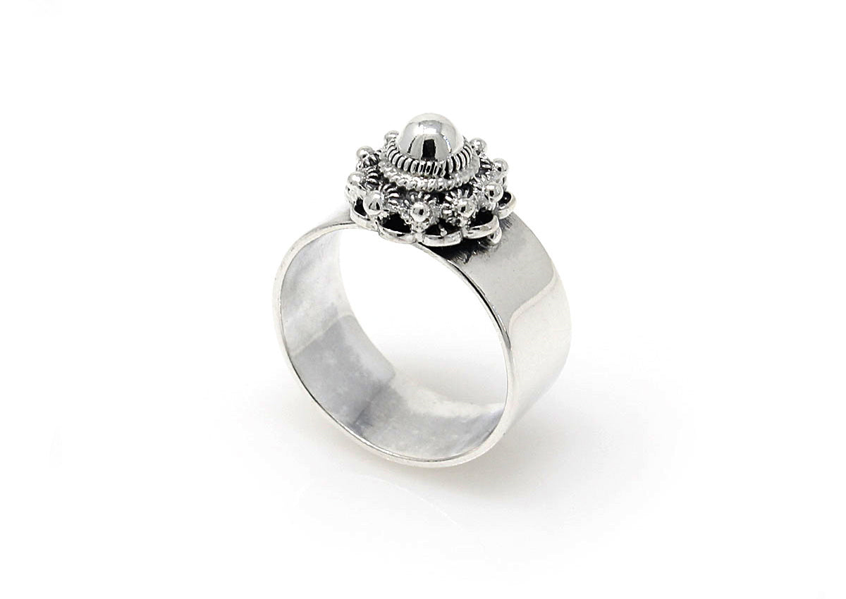 Anello in argento con motivo a nodo Zeelandese e perla centrale.