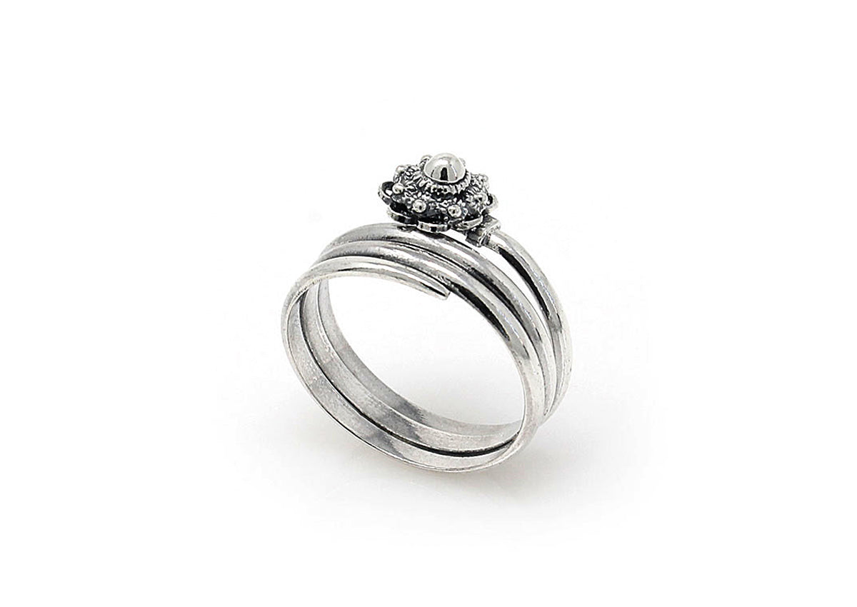anello in argento con motivo a nodo Zeeuws, numero 8, con finitura lucida e dettagli intrecciati.
