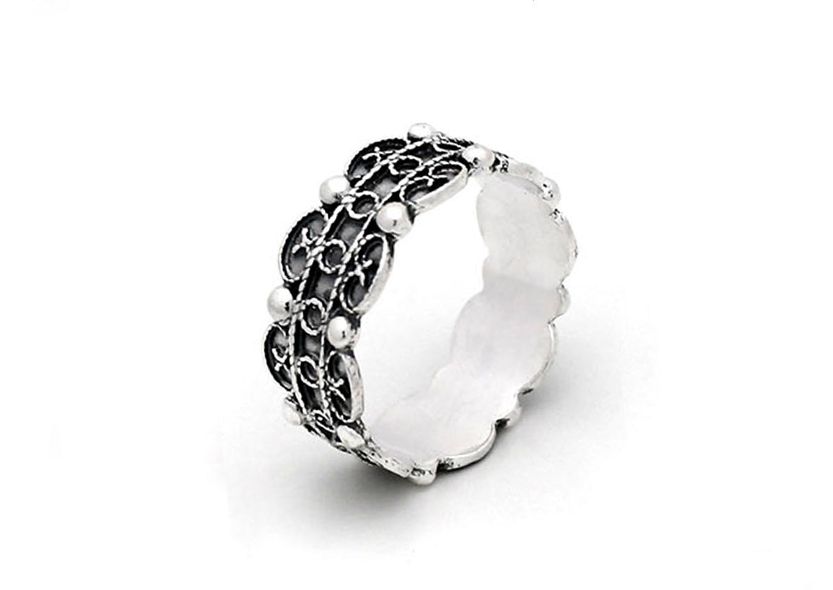 anello in argento con motivo intrecciato e dettagli sferici
