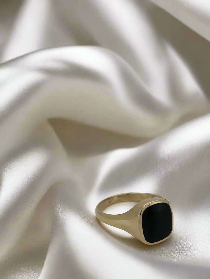 Anello vintage in oro 14k con onice quadrato, peso 6,9 gr.