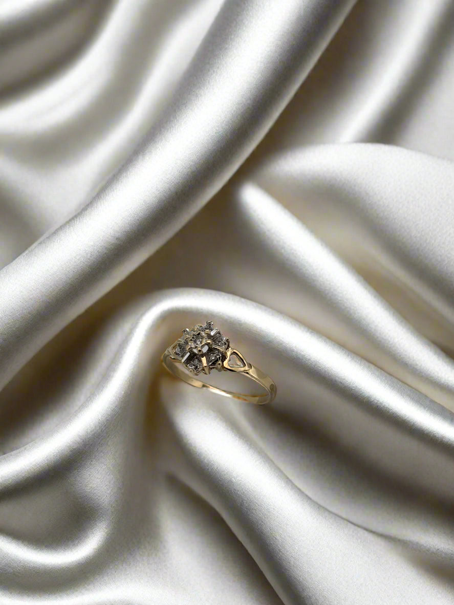 Anello vintage in oro 14k con diamante, peso di 1.3gr, su sfondo di seta.