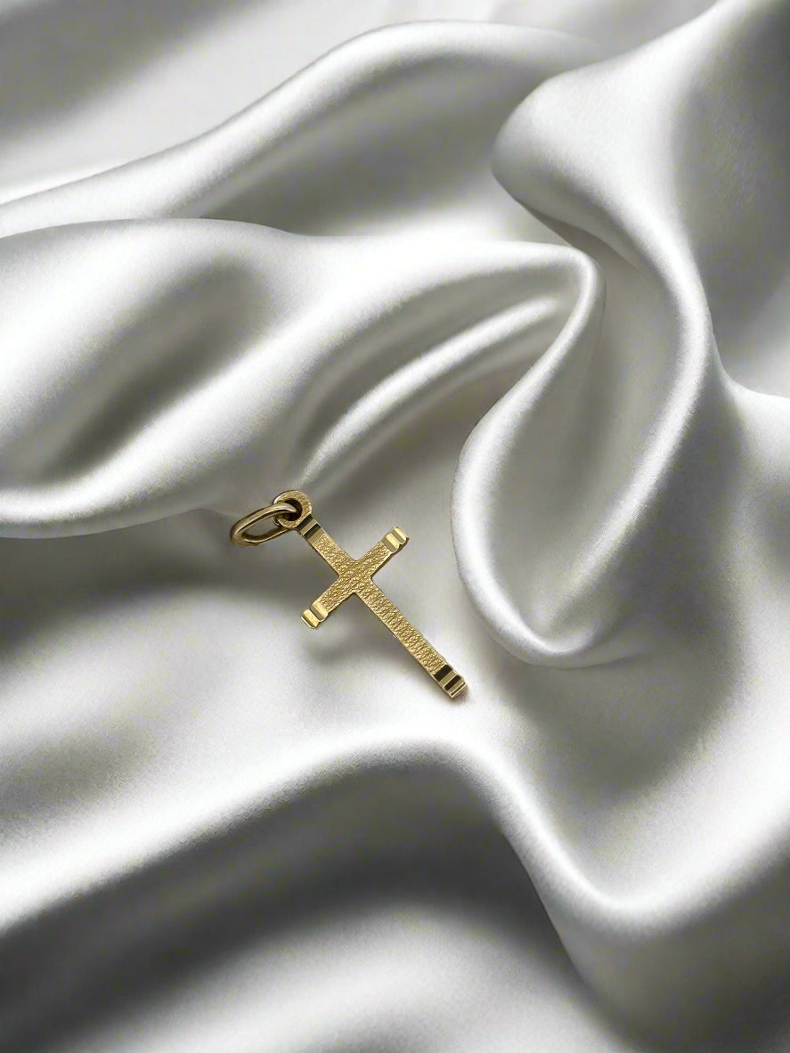Ciondolo croce in oro giallo 14k, finitura lucida, peso 0,7 gr.