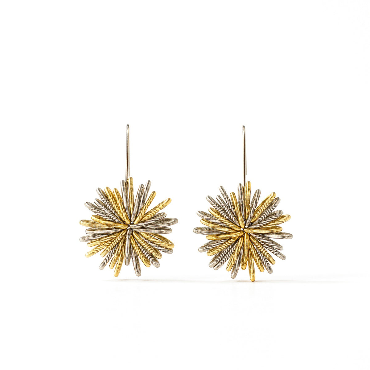 Orecchini in argento con forma di stella, dettagli dorati e design tridimensionale.