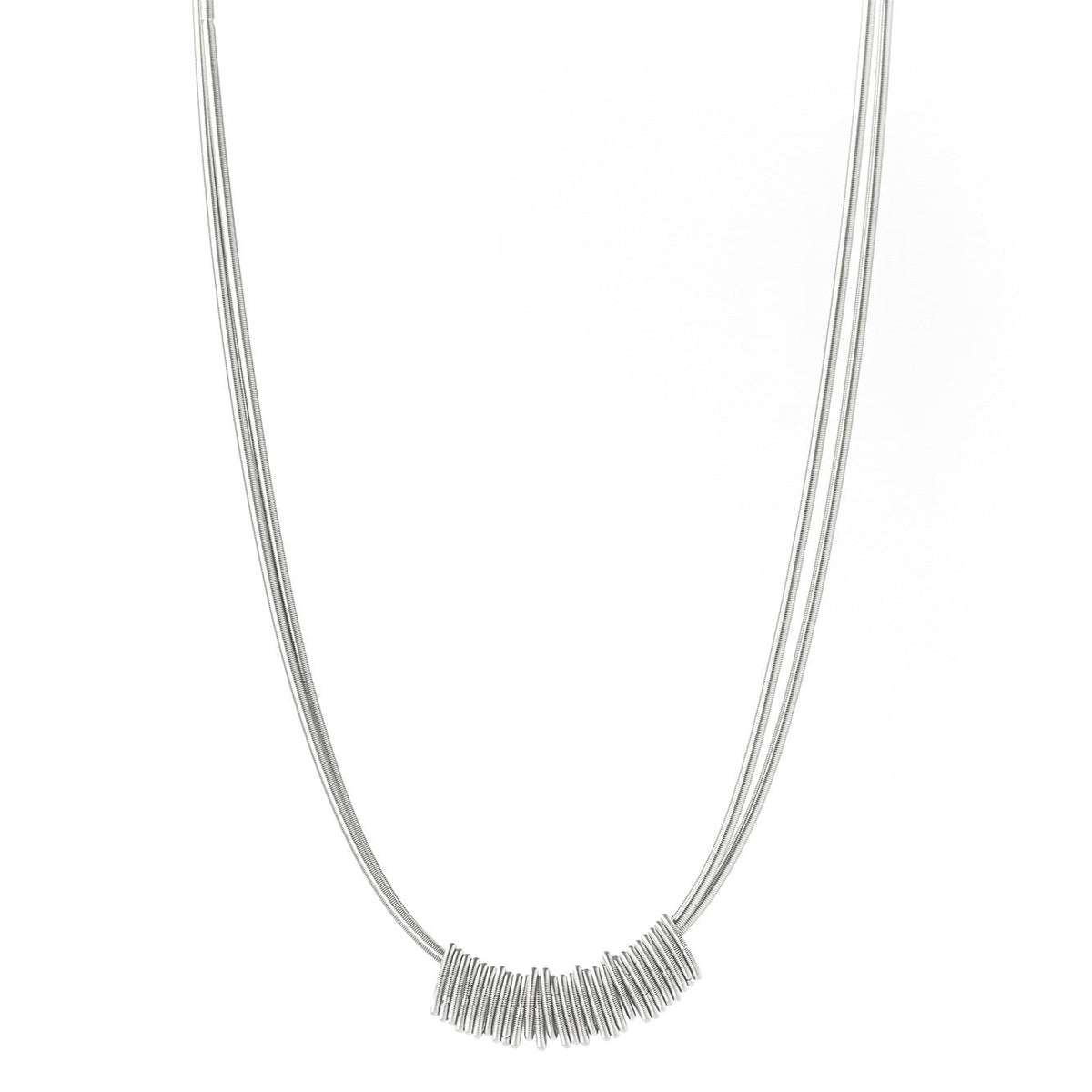 Collana in acciaio con design moderno e dettagli intrecciati.