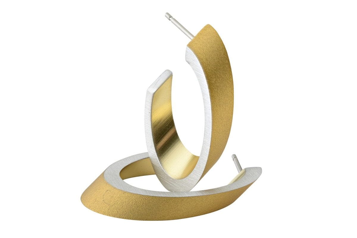 Orecchini alla creola ovali color oro con finitura opaca e lucida.