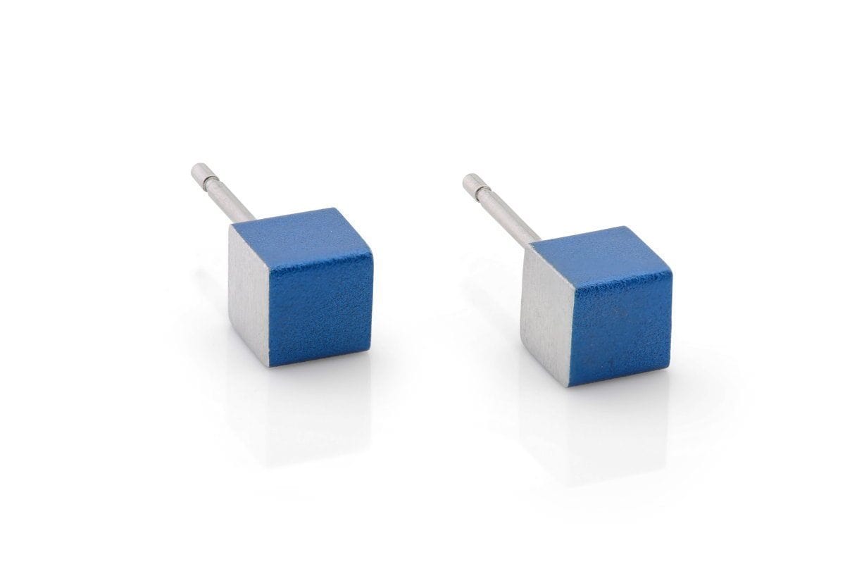 Orecchini a forma di cubo blu con base argentata.