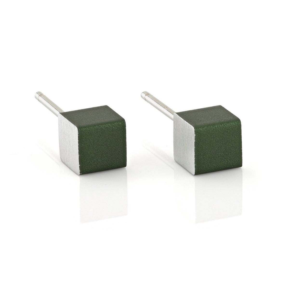 Orecchini a cubo verde con base argentata.