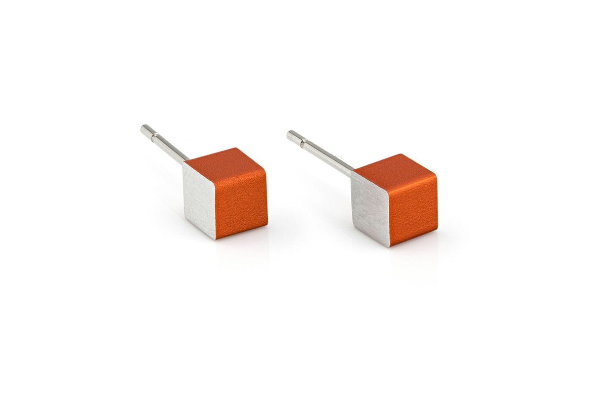 Orecchini a forma di cubo arancioni con base argentata.